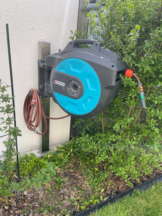 Edelstahl Säule für GARDENA Schlauchbox – Freistehender Schlauchhalter mit Schlauchhaken von BECK-SWS Schlauchabroller Halterung