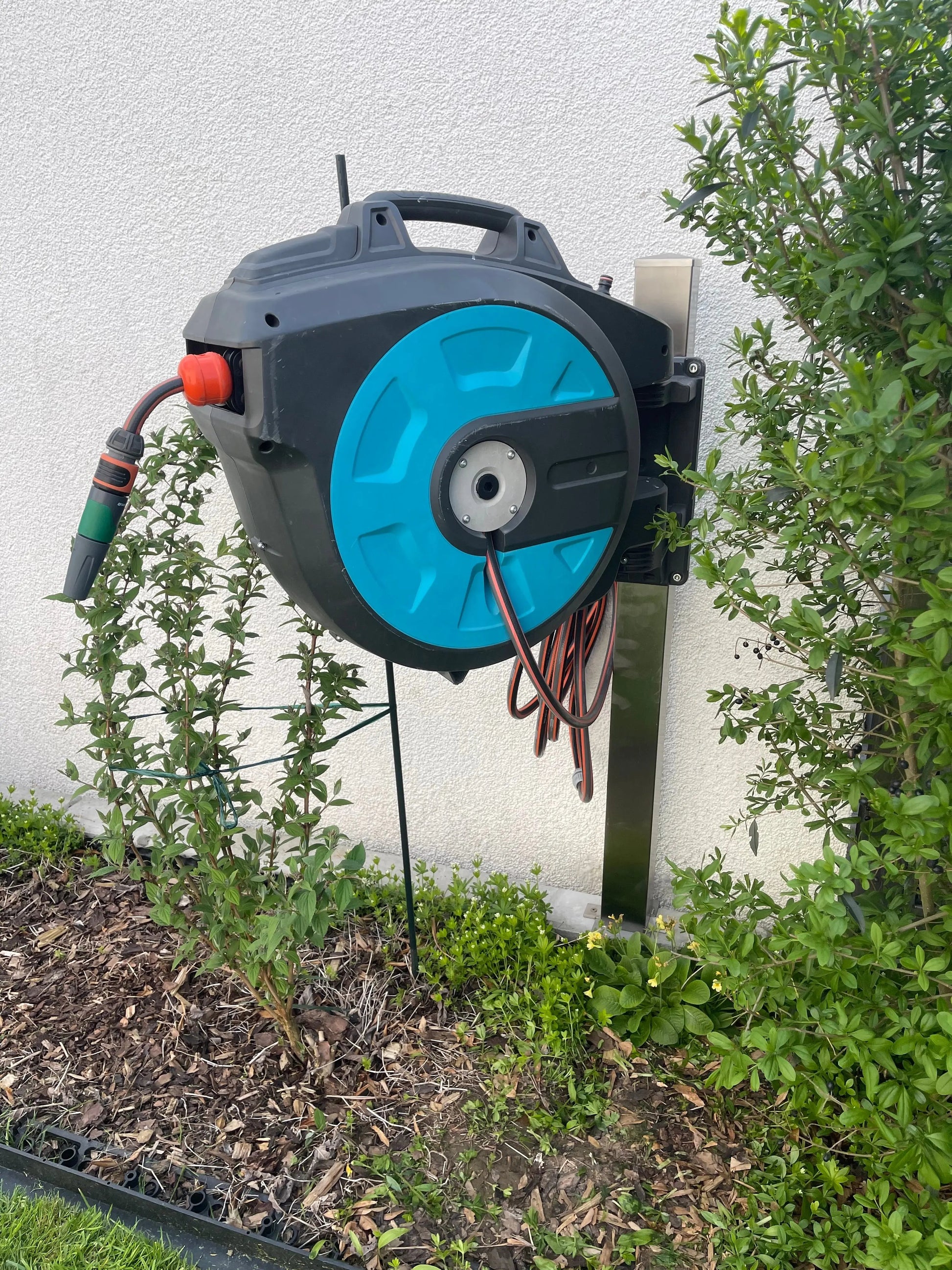 aufbewahrung gartengeräte gardena Edelstahl Halterung Säule Ständer Gardena Schlauchbox Schlauchabroller – Steel - Wood
