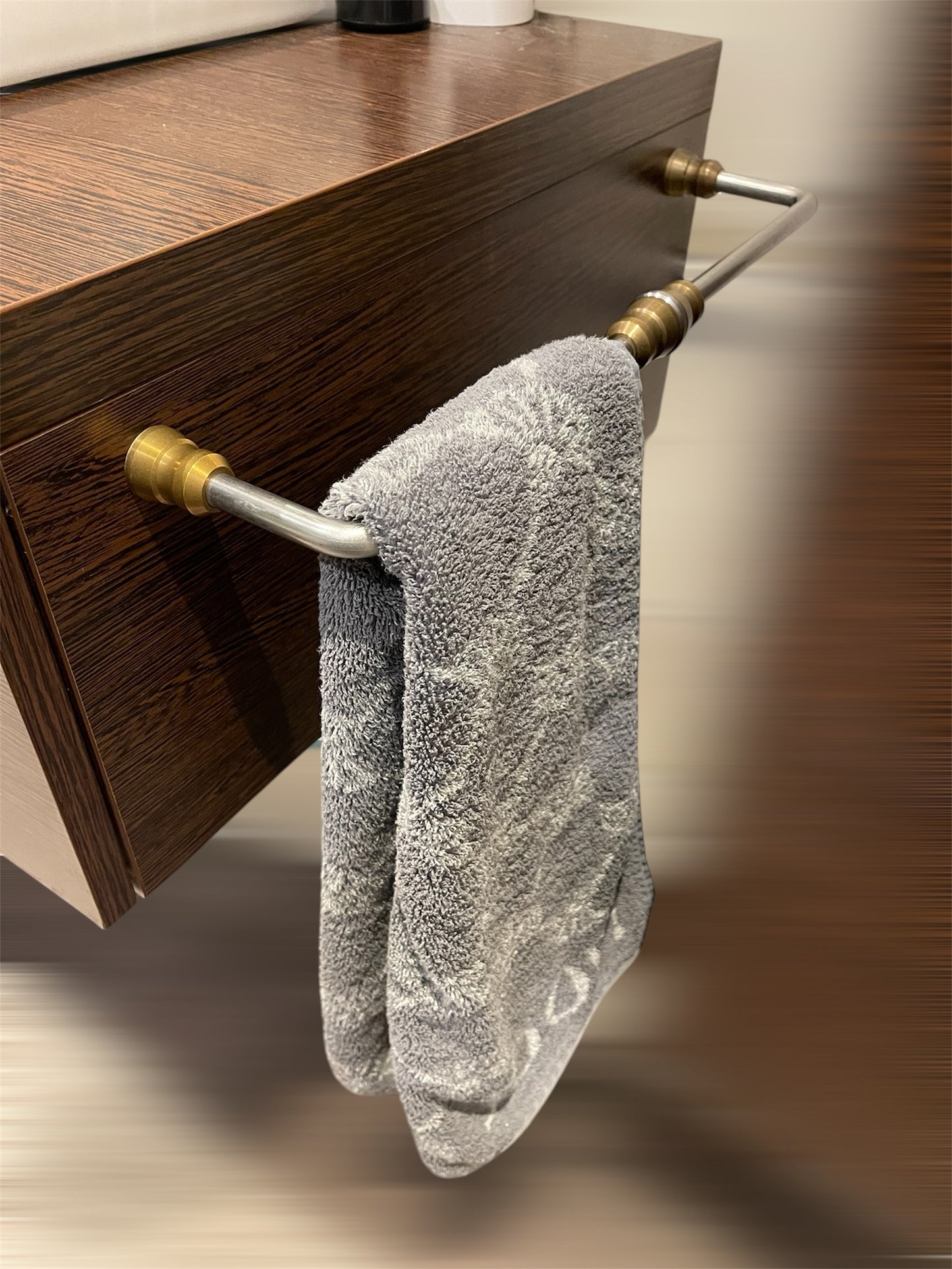 Eleganter design Handtuchhalter aus Edelstahl mit Messing-Elementen für Montage an Bademöbel oder Wandmontage