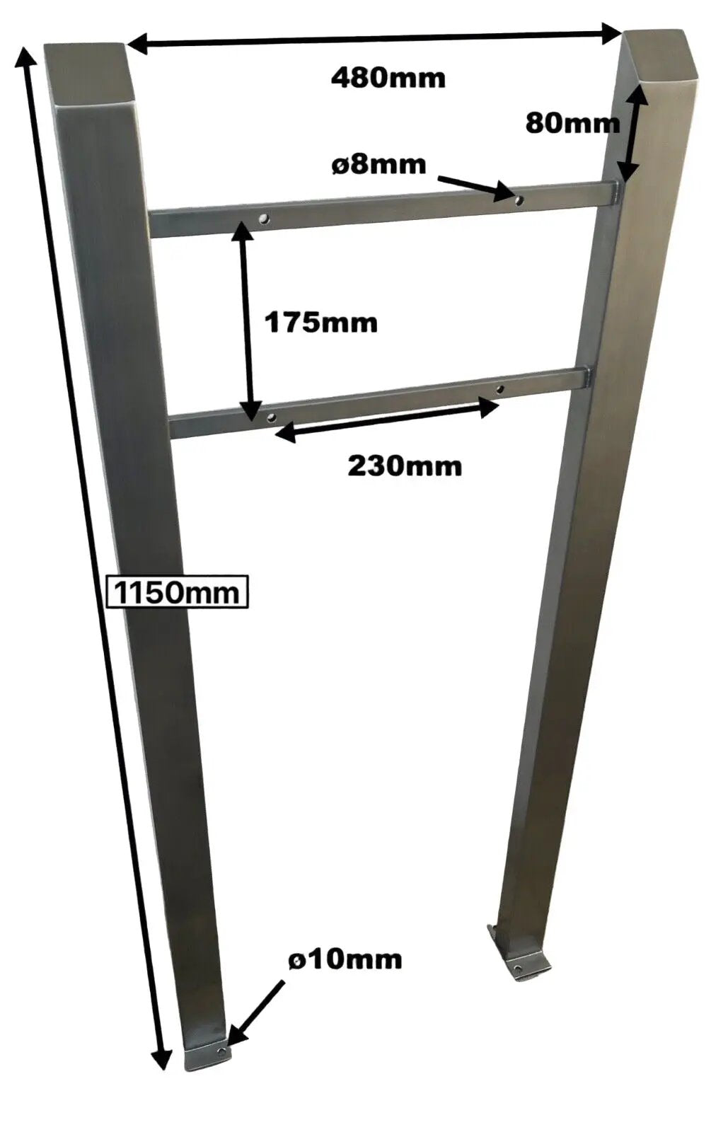 Detailaufnahme der Edelstahl Postkastenhalterung mit sichtbaren Abmessungen und präziser Verarbeitung